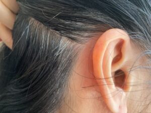 白髪に悩む女性