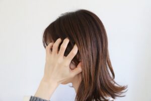 頭皮が痒い女性