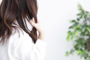髪のパサつきが気になる女性